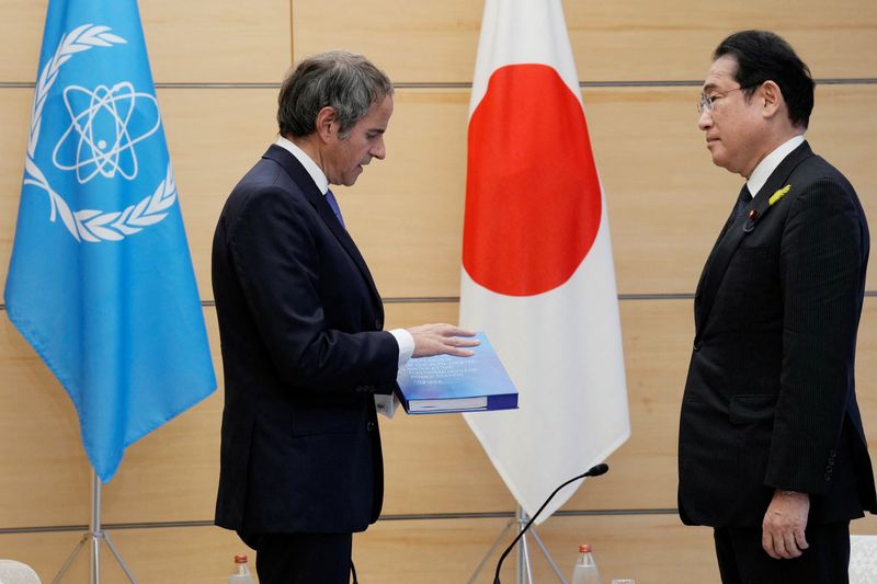 &copy; Reuters. Diretor-geral da AIEA, Rafael Grossi, entrega relatório da agência sobre usina nuclear de Fukushima ao primeiro-ministro do Japão, Fumio Kishida
04/07/2023 Eugene Hoshiko/Pool via REUTERS