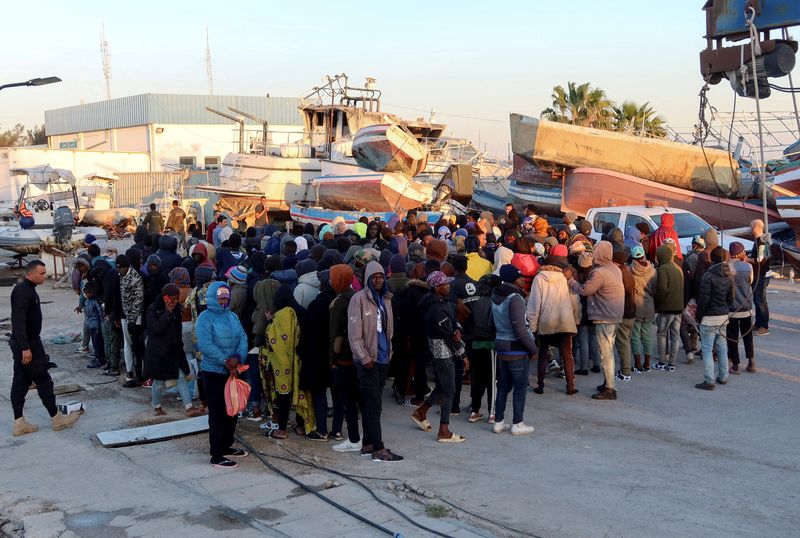 &copy; Reuters. مهاجرون ينتظرون في ميناء صفاقس بعد أن أوقفهم خفر السواحل التونسي في البحر أثناء محاولتهم العبور إلى إيطاليا يوم 26 أبريل نيسان 2023. تصوير: جها