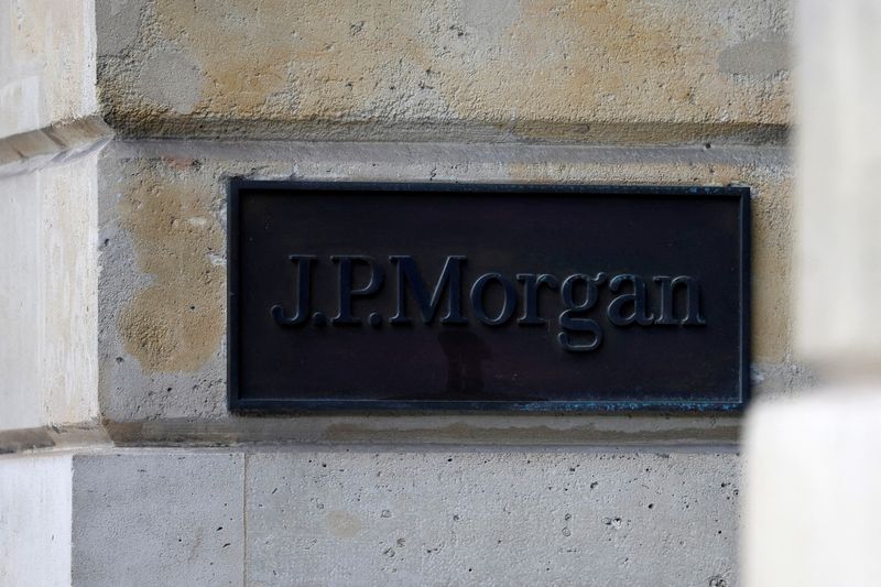 &copy; Reuters. شعار بنك جيه.بي. مورجان على مقر له في باريس في صورة من أرشيف رويترز.