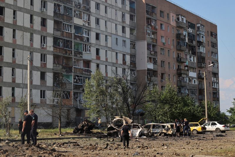 &copy; Reuters. Police investigators work at a site of a Russian military strike in the town of Pervomaiskyi, amid Russia's attack on Ukraine, in Kharkiv region, Ukraine July 4, 2023. REUTERS/Stringer