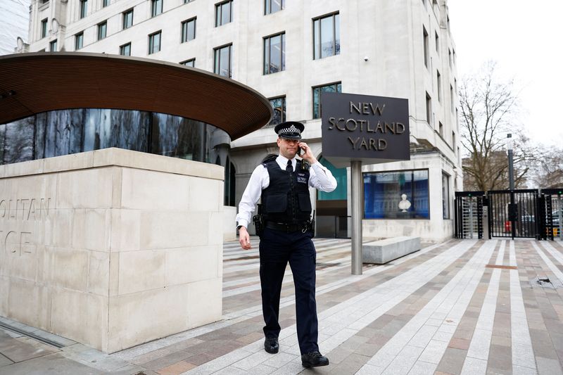 &copy; Reuters. FOTO DE ARCHIVO: Un oficial de policía camina fuera de New Scotland Yard, la sede de la Policía Metropolitana, en Londres, Reino Unido. 21 de marzo, 2023. REUTERS/Peter Nicholls