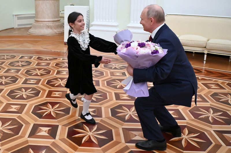 &copy; Reuters. Russian President Vladimir Putin meets with Raisat Akipova, an 8-year-old girl from Derbent, who failed to see the head of state during his working trip to the Republic of Dagestan, where he also talked with local residents, at the Kremlin in Moscow, Russ
