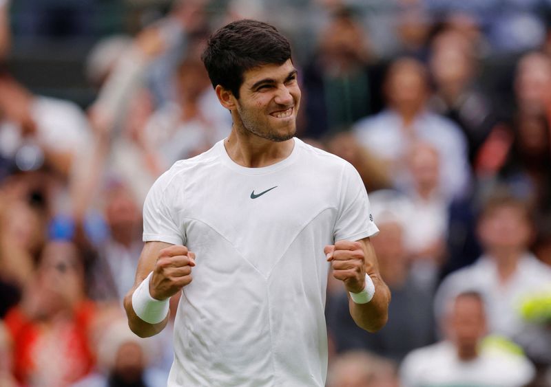 &copy; Reuters. Tenista espanhol Carlos Alcaraz comemora vitória contra o francês Jeremy Chardy em Wimbledon, Inglaterra
04/07/2023
REUTERS/Andrew Couldridge 