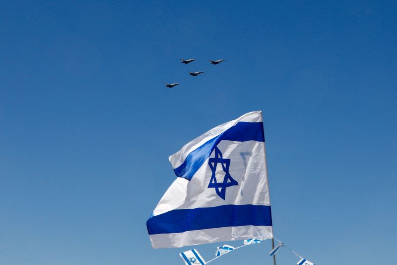 &copy; Reuters. Jatos são vistos sobre uma bandeira israelense como parte de um show aéreo organizado para as comemorações do Dia da Independência de Israel
26/04/2023
REUTERS/Corinna Kern