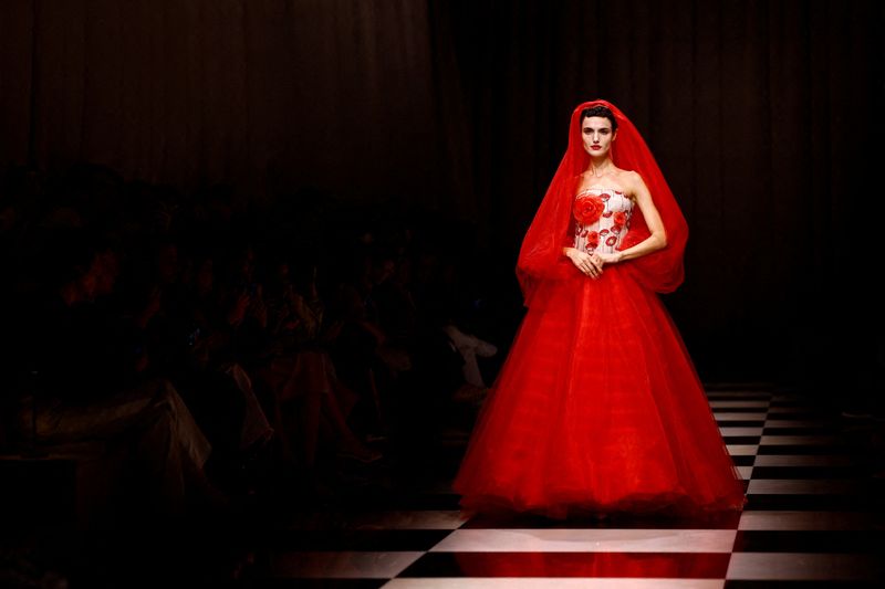 &copy; Reuters. Modelo presenta una creación del diseñador Giorgio Armani como parte de su desfile de la colección de alta costura Otoño/Invierno 2023-2024 para la casa de moda Giorgio Armani Prive en París, Francia, el 4 de julio de 2023. REUTERS/Sarah Meyssonnier 