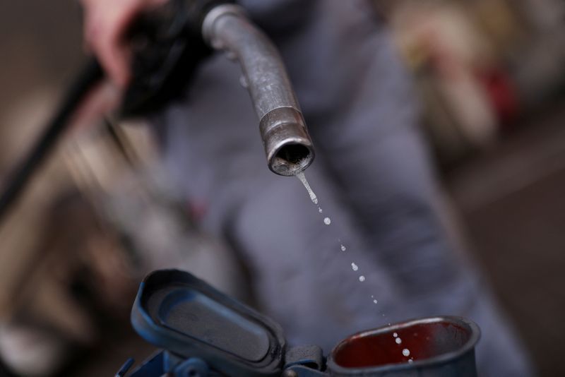 &copy; Reuters. FILE PHOTO: A worker pumps petrol for a customer at a petrol station in Barcelona, Spain, February 4, 2022. REUTERS/Nacho Doce/File Photo