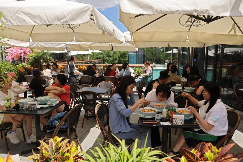 &copy; Reuters. Customers eat lunch as dine-in service resumes following the coronavirus disease (COVID-19) outbreak, at a restaurant in Beijing, China June 6, 2022. REUTERS/Tingshu Wang