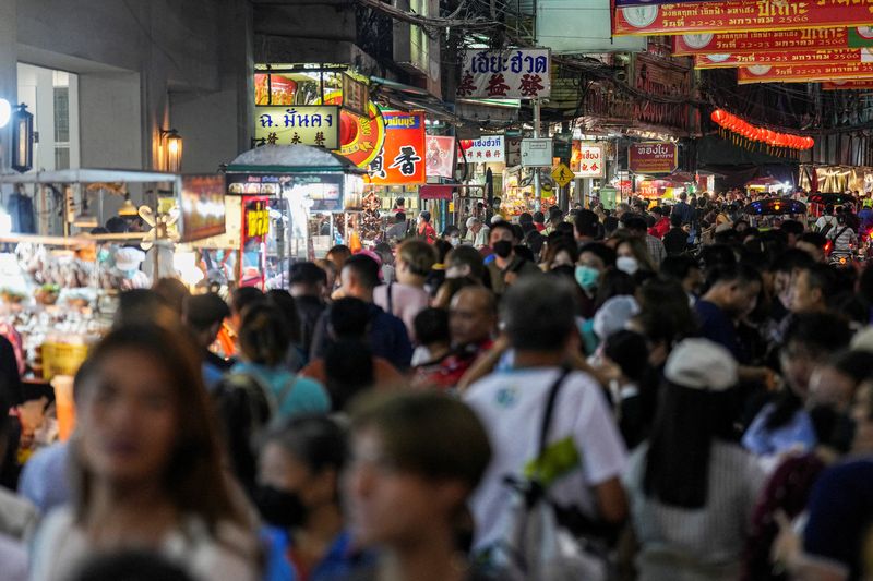 &copy; Reuters. FILE PHOTO: Tourists shop for street foods ahead of Lunar New Year celebrations in Bangkok's Chinatown, Thailand, January 19, 2023. REUTERS/Athit Perawongmetha