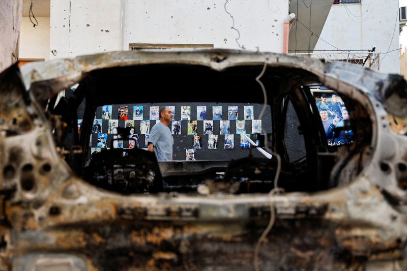 &copy; Reuters. Un homme passe devant un véhicule endommagé après le retrait de l'armée israélienne de Jénine, en Cisjordanie occupée par Israël. /Photo prise le 5 juillet 2023/REUTERS/Ammar Awad