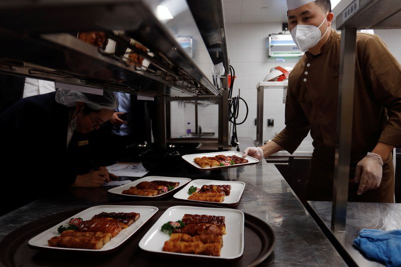 &copy; Reuters. Un chef travaille dans la cuisine d'un hôtel à Pékin, en Chine. /Photo prise le 21 janvier 2023/REUTERS/Florence Lo