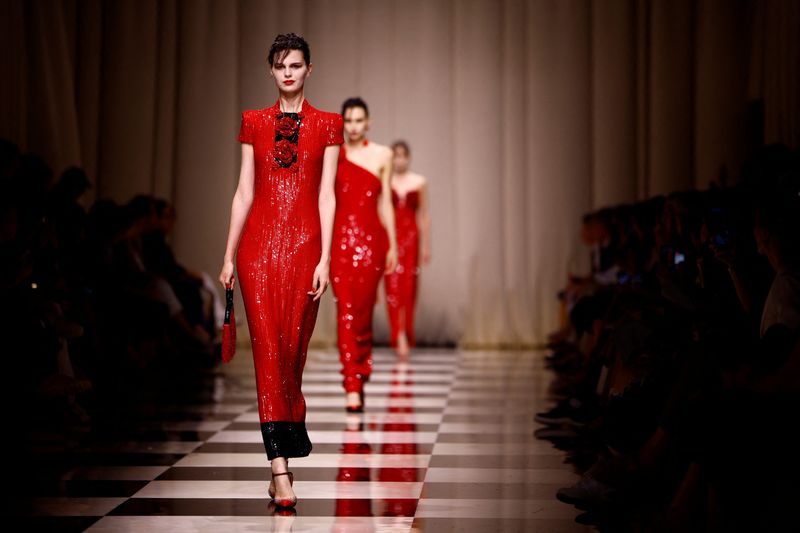 &copy; Reuters. عارضة أزياء تعرض إحدى تصميمات المصمم الإيطالي جورجيو أرماني ضمن مجموعته للأزياء الراقية لخريف وشتاء 2023-2024 في باريس يوم الثلاثاء. تصوير: سار