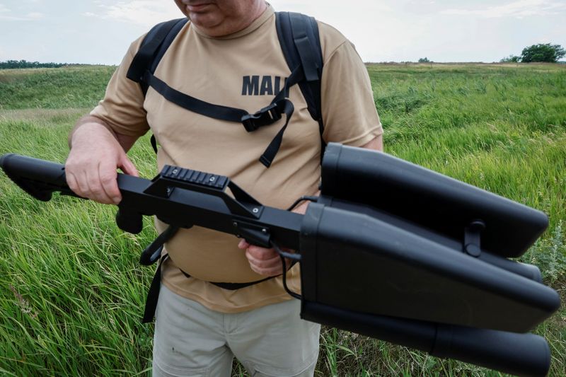 &copy; Reuters. FILE PHOTO: Yuriy Motov, the engineer and the deputy head of a company, whose team presented designs for new anti-drone electronic warfare systems, uses an anti-drone gun during practice, amid Russia's attack on Ukraine, at an undisclosed location, Ukrain