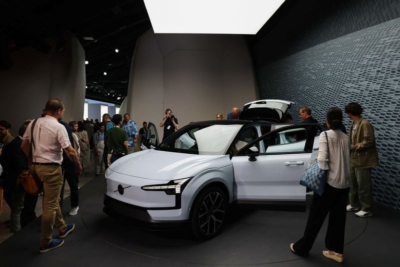 &copy; Reuters. FILE PHOTO: People look on during the reveal event of the Volvo EX30 electric SUV vehicle in Milan, Italy June 7, 2023. REUTERS/Claudia Greco