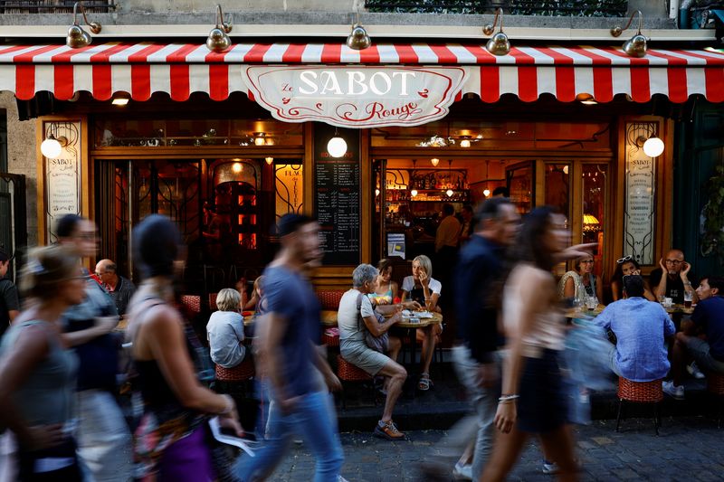 &copy; Reuters. Tourists walk past a restaurant at the Butte Montmartre in Paris, France, August 7, 2022. REUTERS/Sarah Meyssonnier