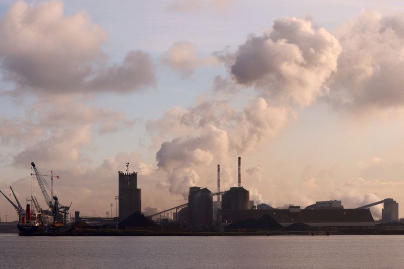 &copy; Reuters. De la fumée s'échappe d'une usine du port de Dunkerque, en France. /Photo prise le 19 janvier 2023/REUTERS/Yves Herman