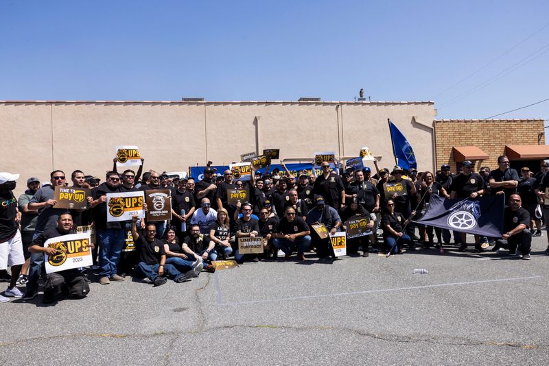 &copy; Reuters. United Parcel Service and the Teamsters hold a rally before before the beginning of the largest U.S. private sector labor contract talks covering more than 330,000 U.S. drivers, package handlers and loaders at the global delivery firm, in Orange, Californ