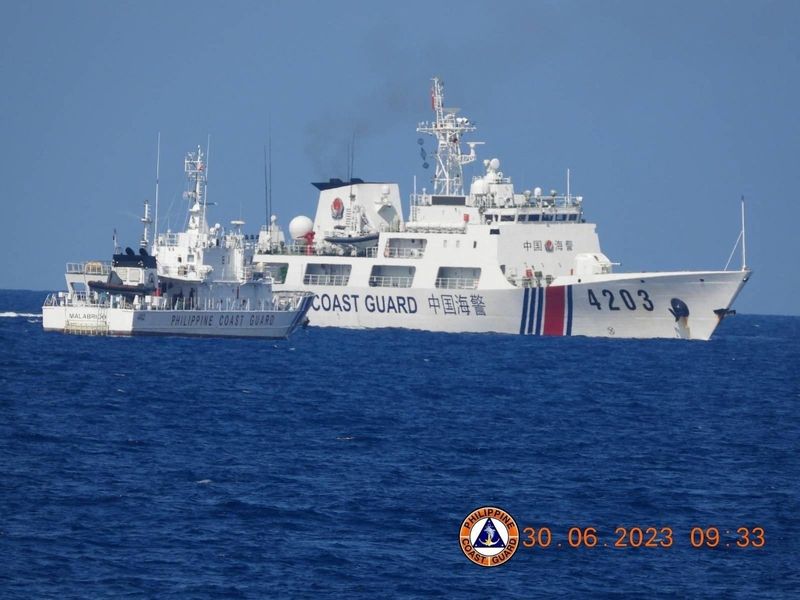 © Reuters. A Chinese Coast Guard ship allegedly obstructs the Philippine Coast Guard vessel Malabrigo as it provided support during a Philippine Navy operation near Second Thomas Shoal in the disputed South China Sea, June 30, 2023 in this handout image released July 5, 2023. Philippine Coast Guard/Handout via REUTERS  