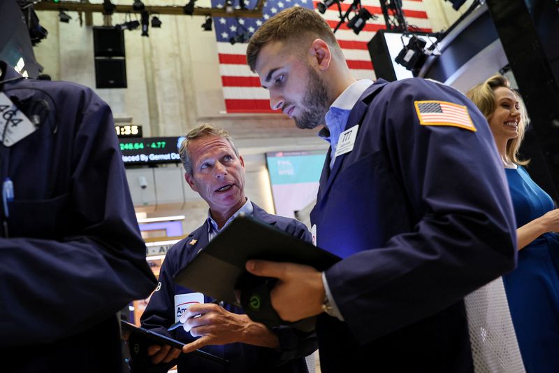 © Reuters. FILE PHOTO: Traders work on the floor of the New York Stock Exchange (NYSE) in New York City, U.S., June 29, 2023.  REUTERS/Brendan McDermid