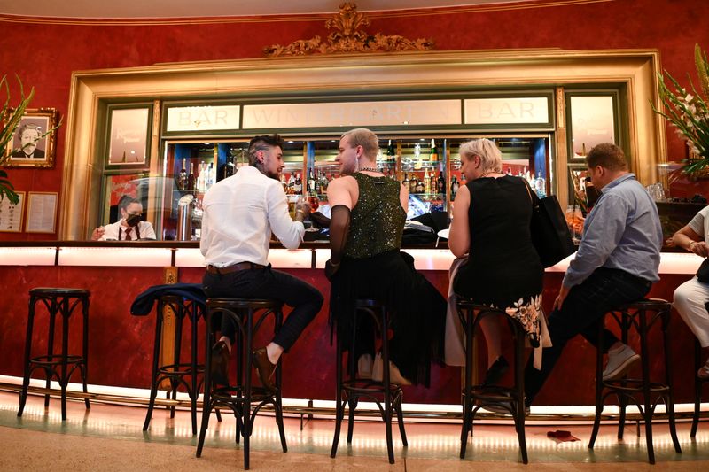 &copy; Reuters. Des clients s'assoient dans un bar à Berlin. /Photo prise le 15 juillet 2021/REUTERS/Annegret Hilse