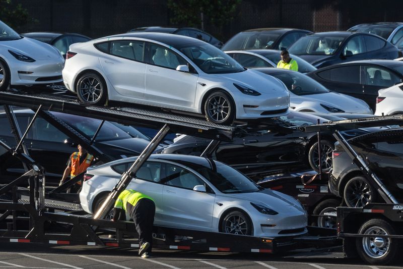 &copy; Reuters. FILE PHOTO: Tesla Model 3 vehicles are seen for sale at a Tesla facility in Fremont, California, U.S., May 23, 2023. REUTERS/Carlos Barria/File Photo