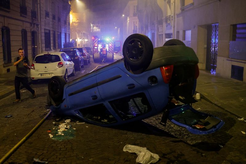 &copy; Reuters. FILE PHOTO: A vehicle is seen upside down during the fifth day of protests following the death of Nahel, a 17-year-old teenager killed by a French police officer in Nanterre during a traffic stop, in Paris, France, July 2, 2023. REUTERS/Juan Medina