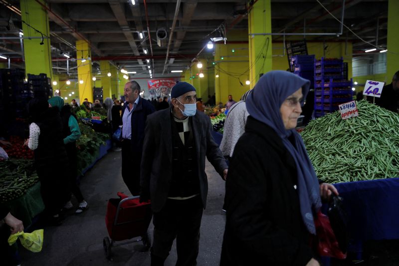 &copy; Reuters. اشخاص يتبضعون بسوق خضراوات في إسطنبول في الرابع من مايو أيار 2023. تصوير: ديلارا شينكايا - رويترز.