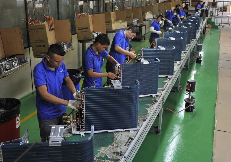 &copy; Reuters. Funcionários trabalham em linha de produção de fábrica em Manaus
24/06/2014 REUTERS/Jianan Yu 