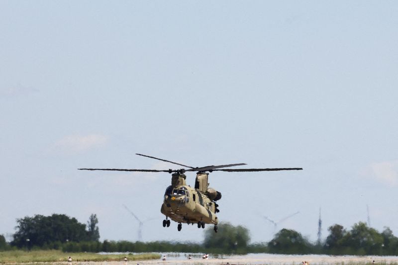 &copy; Reuters. FILE PHOTO: U.S. Army's Boeing CH-47F Chinook arrives ahead of the opening of the International Aerospace Exhibition ILA at Schoenefeld Airport in Berlin, Germany, June 21, 2022. REUTERS/Christian Mang/File Photo