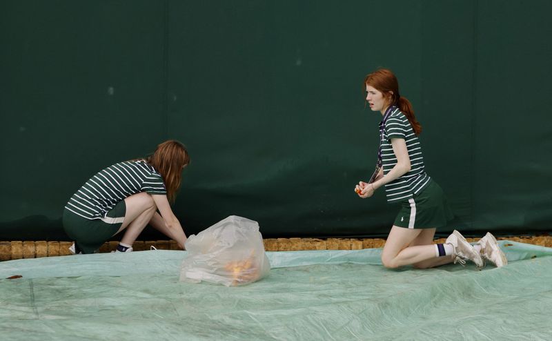 &copy; Reuters. Limpeza em Wimbledon após protesto
 5/7/2023    REUTERS/Andrew Couldridge