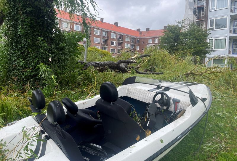 &copy; Reuters. Un árbol caído cerca de un barco tras una tormenta en Ámsterdam, Países Bajos. 5 de julio de 2023. REUTERS/Charlotte van Campenhout