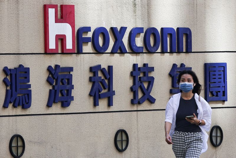 &copy; Reuters. Mulher passa pelo logotipo da Foxconn do lado de fora do prédio da empresa em Taipé, Taiwan. 09/11/2022. REUTERS/Ann Wang/File Photo