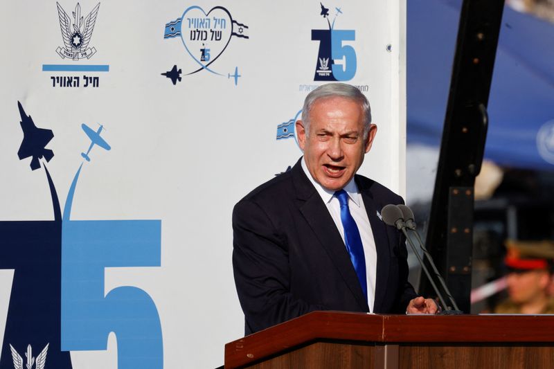 © Reuters. رئيس الوزراء الإسرائيلي بنيامين نتنياهو يتحدث في أثناء حفل لتخرج دفعة من الطيارين في قاعدة حتسريم الجوية جنوب إسرائيل يوم 29 يونيو حزيران 2023. تصوير : عامير كوهين - رويترز .
