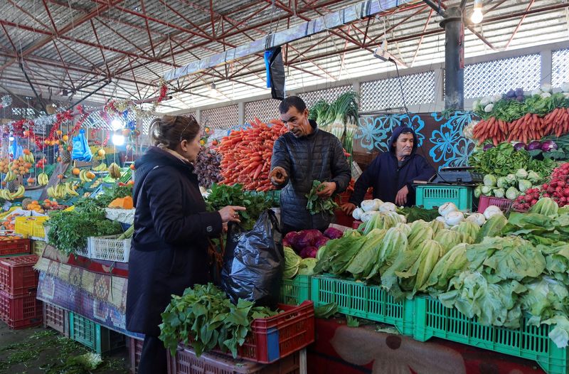 © Reuters. سيدة في سوق للخضراوات والفواكه بتونس يوم 28 يناير كانون الثاني 2023. تصوير: جهاد عبيدلاوي - رويترز.