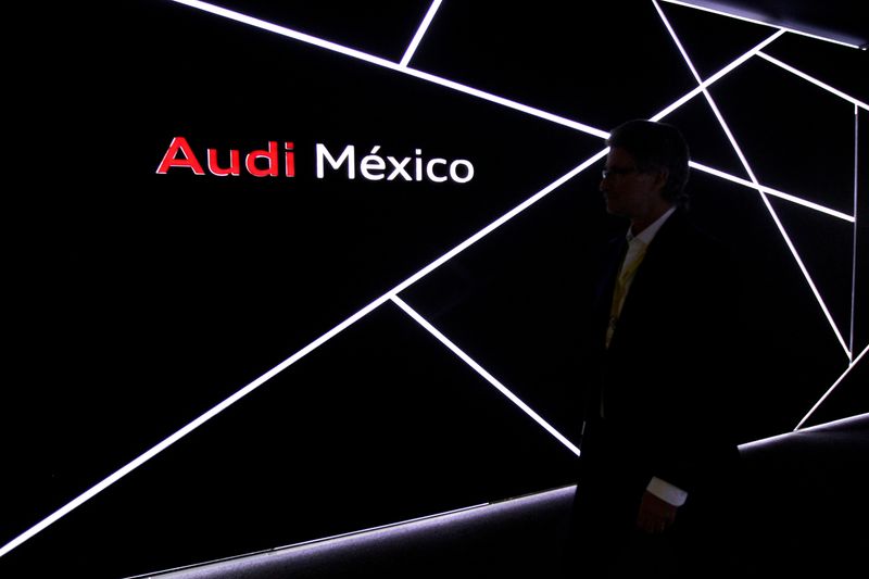 &copy; Reuters. Imagen de archivo. Un hombre pasa junto al logo de Audi durante la inauguración de una nueva planta en San José Chiapa, en el estado Puebla, México. 30 de septiembre de 2016. REUTERS/Imelda Medina