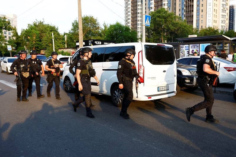 © Reuters. Security forces operate at the site of a district court, where according to city authorities an explosive device was activated by a man inside a building, amid Russia’s attack on Ukraine, in Kyiv, Ukraine, July 5, 2023. REUTERS/Valentyn Ogirenko