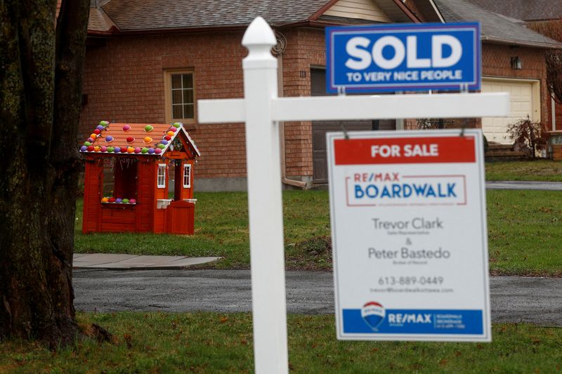 &copy; Reuters. FILE PHOTO: A kids house is seen near a real estate sold sign in a neighbourhood of Ottawa, Ontario, Canada April 17, 2023.  REUTERS/Lars Hagberg/File Photo