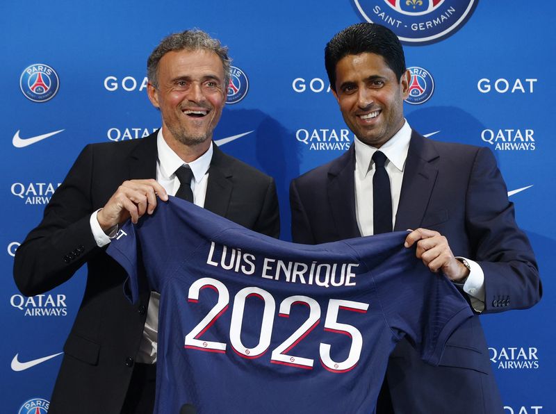 © Reuters. Novo técnico do PSG, Luis Enrique, e o presiente do clube, Nasser Al-Khelaifi
05/07/2023
REUTERS/Gonzalo Fuentes