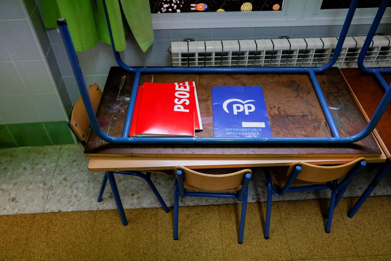 &copy; Reuters. Folders do PSOE e do PP são vistos em uma mesa numa seção eleitoral durante eleições locais em Ronda, no sul da Espanha
28/05/2023
REUTERS/Jon Nazca