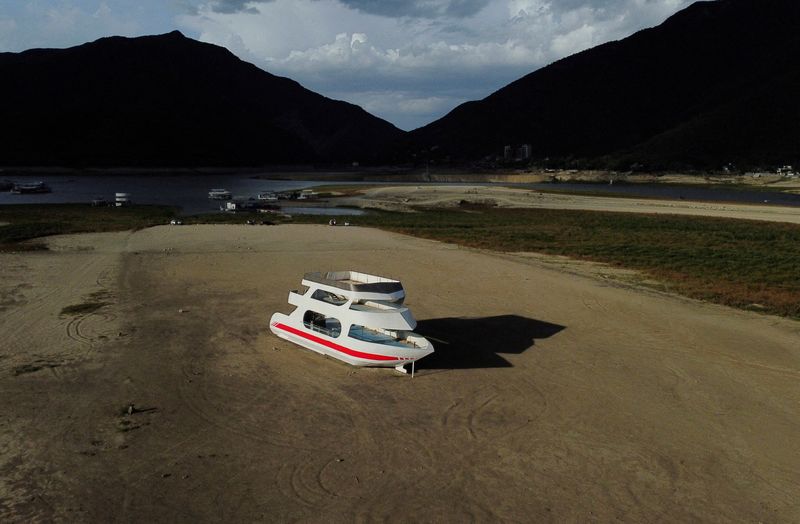 &copy; Reuters. Vista aérea mostra barco encalhado na represa La Boca devido a uma seca no norte do México, em Santiago, México
08/08/2022
REUTERS/Daniel Becerril