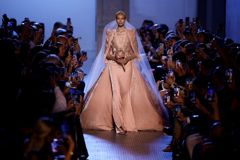 &copy; Reuters. Modelo apresenta uma criação do estilista Elie Saab como parte de seu desfile da coleção de alta costura outono/inverno 2023-2024 em Paris, França
05/07/2023
REUTERS/Sarah Meyssonnier