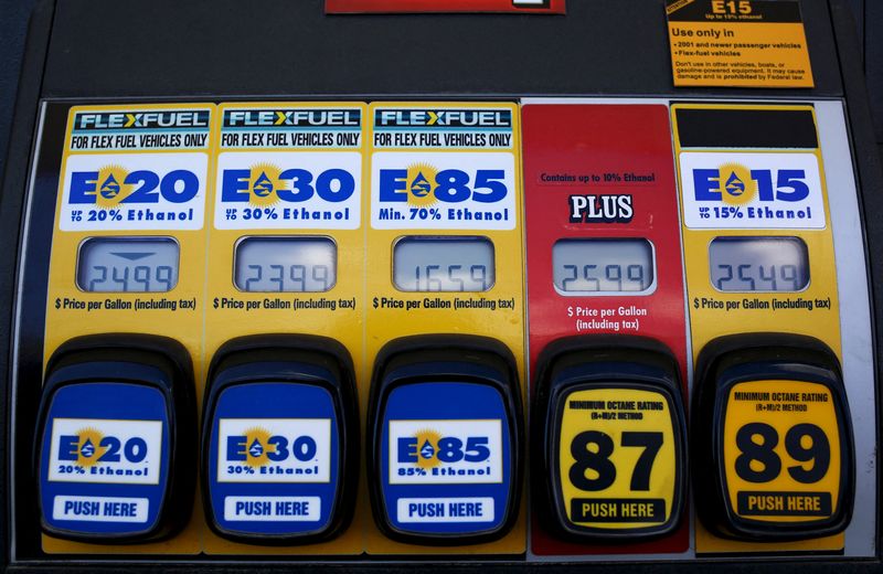 &copy; Reuters. Bomba de combustíveis com gasolina e diferentes blends de etanol. REUTERS/Jim Young/File Photo