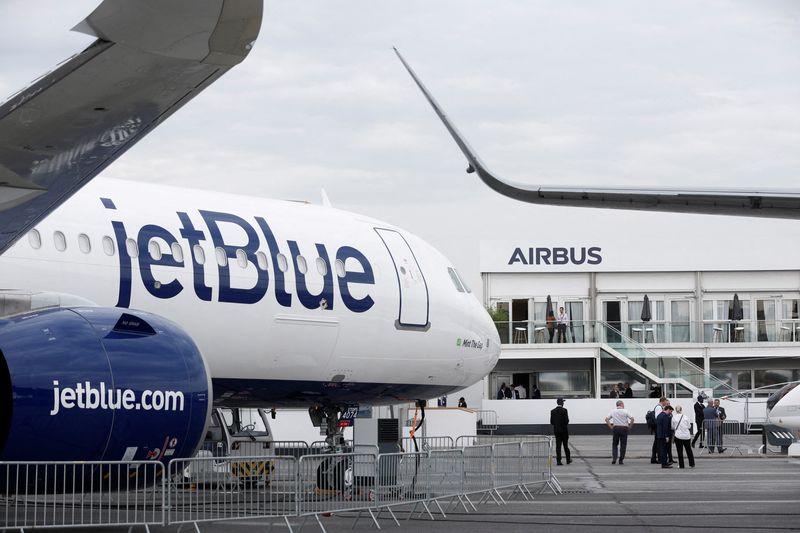 &copy; Reuters. FILE PHOTO: JetBlue Airbus A321LR is displayed at the 54th International Paris Air Show at Le Bourget Airport near Paris, France, June 20, 2023. REUTERS/Benoit Tessier/File Photo