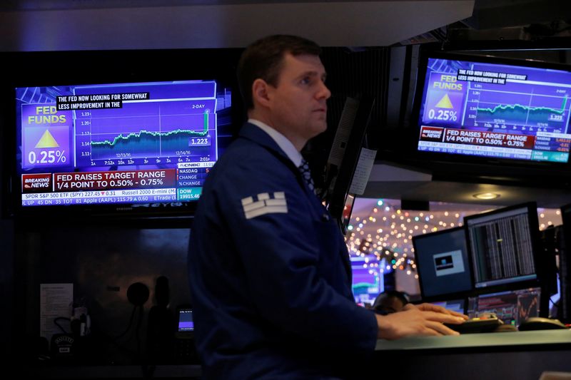 &copy; Reuters. Un trader travaille à la Bourse de Wall Street. /Photo prise le 14 décembre 2016/REUTERS/Lucas Jackson