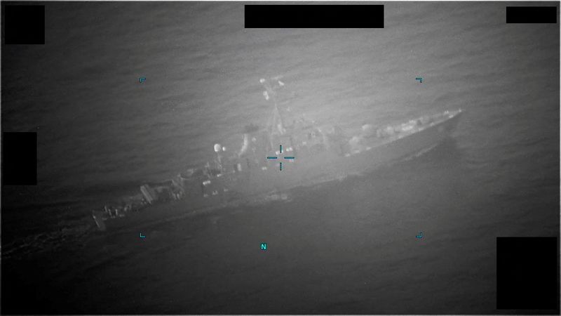 © Reuters. A still image obtained from a handout video which captured M/T Richmond Voyager being approached by an Iranian naval vessel during an attempt to unlawfully seize the commercial tanker, according to U.S. Navy, in the Gulf of Oman, provided by U.S. Navy on July 5, 2023. U.S. Naval Forces Central Command/U.S. 5th Fleet/Handout via REUTERS