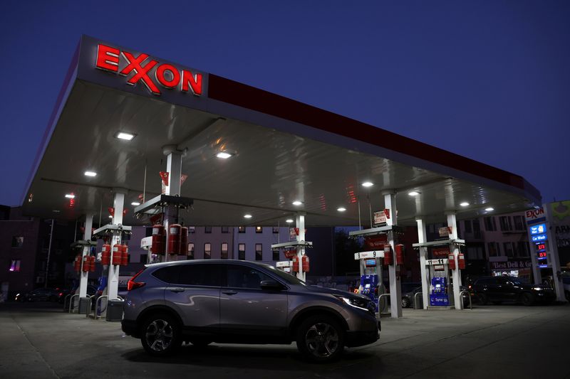 &copy; Reuters. Foto de archivo de una gasolinera de Exxon en Brooklyn, Nueva York 
 Nov  23, 2021. REUTERS/Andrew Kelly/ 