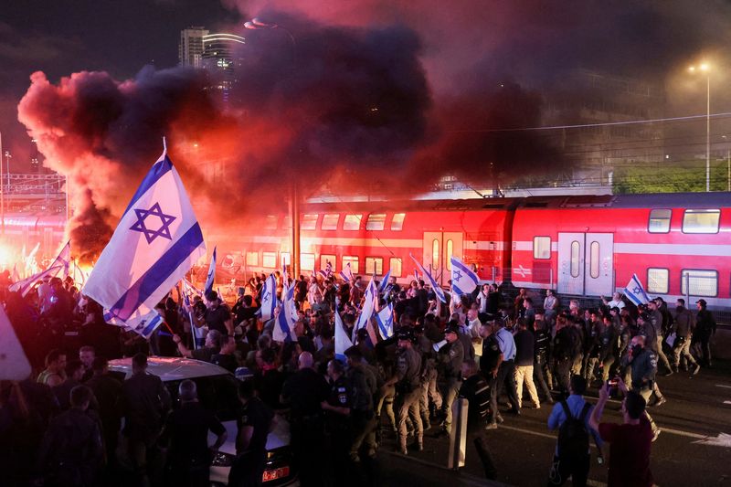 © Reuters. People take part in a demonstration after the Tel Aviv police chief quit citing government meddling against anti-government protesters in Tel Aviv, Israel, July 6, 2023. REUTERS/Nir Elias