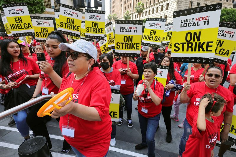 &copy; Reuters. FILE PHOTO: People protest in front of InterContinental Hotel as unionized hotel workers in Los Angeles and Orange County go on strike, in Los Angeles, California, U.S. July 2, 2023.  REUTERS/David Swanson/File Photo