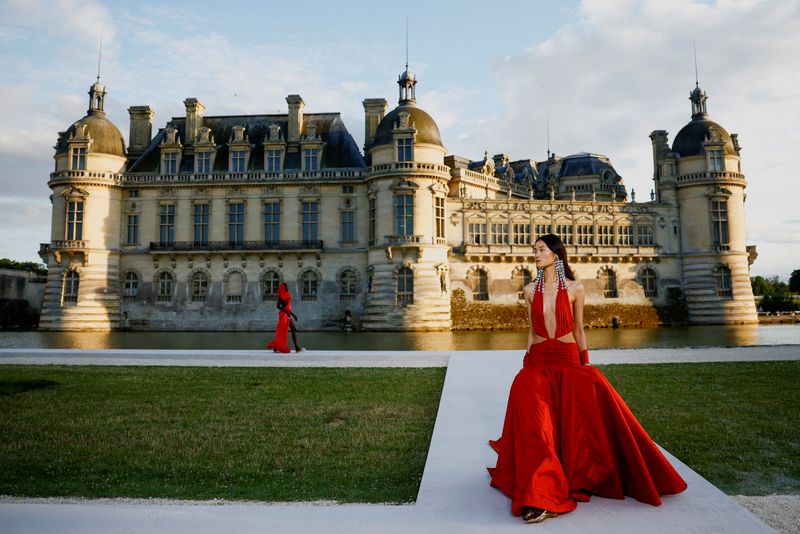 &copy; Reuters. Modelos presentan creaciones del diseñador Pierpaolo Piccioli como parte de su desfile de la colección de alta costura Otoño/Invierno 2023-2024 para la casa de moda Valentino en el Chateau de Chantilly, cerca de París, Francia, el 5 de julio de 2023. 