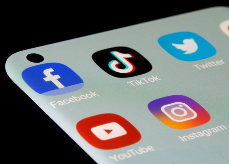 © Reuters. FILE PHOTO: Facebook, TikTok, Twitter, YouTube and Instagram apps are seen on a smartphone in this illustration taken, July 13, 2021. REUTERS/Dado Ruvic/Illustration/File Photo
