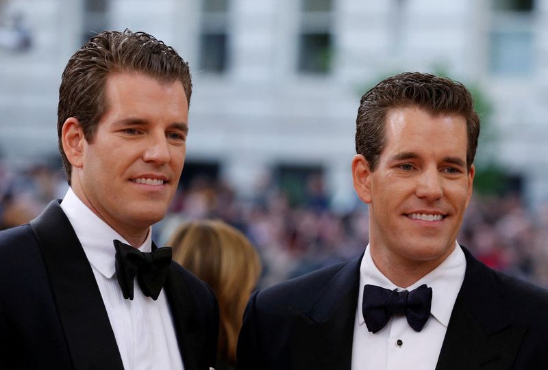 &copy; Reuters. FILE PHOTO: Entrepreneurs Tyler and Cameron Winklevoss arrive at the Metropolitan Museum of Art Costume Institute Gala (Met Gala) to celebrate the opening of "Manus x Machina: Fashion in an Age of Technology" in the Manhattan borough of New York, May 2, 2